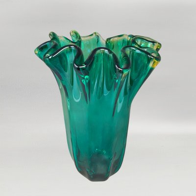 Vaso "Fazzoletto" di Michielotto in vetro di Murano, di un sorprendente verde smeraldo, anni '70. Prodotto in Italia