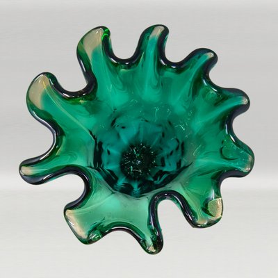 Vaso "Fazzoletto" di Michielotto in vetro di Murano, di un sorprendente verde smeraldo, anni '70. Prodotto in Italia