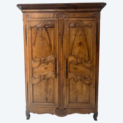 Armoire de style Louis XV en noyer massif XVIII siècle