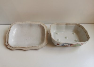 Soap dish, 19th-century Chinese porcelain.