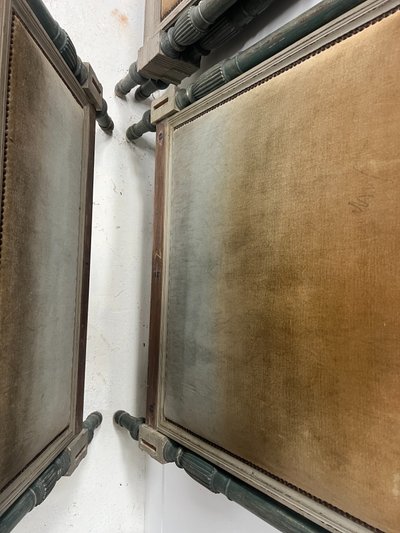 Paire de lits de style Directoire en hêtre rechampi XX siècle