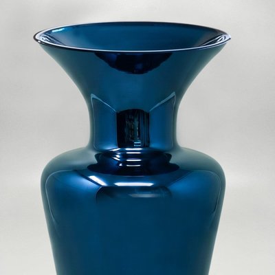 Vaso blu in vetro soffiato di Murano degli anni '70, realizzato dal Maestro del Vetro.