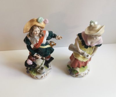 Deux statuettes porcelaine de Saxe, mousquetaire et sa compagne, XXème siècle