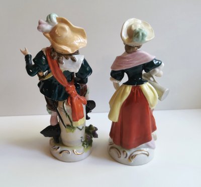 Deux statuettes porcelaine de Saxe, mousquetaire et sa compagne, XXème siècle