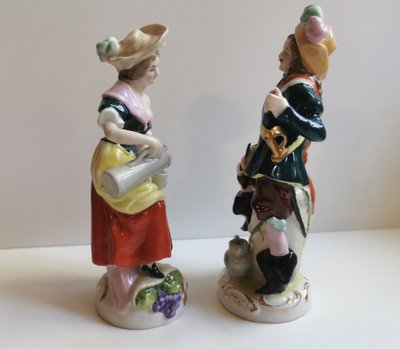 Deux statuettes porcelaine de Saxe, mousquetaire et sa compagne, XXème siècle