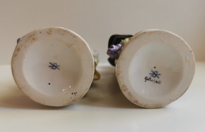 Deux statuettes porcelaine de Saxe, mousquetaire et sa compagne, XXème siècle