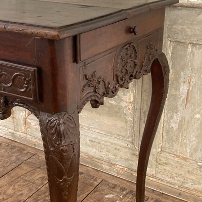 Table XVIIIe en noyer Provençale