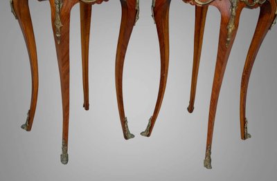 PAIRE DE TABLES D'APPOINTS / CHEVETS EN MARQUETERIE DE STYLE LOUIS XV