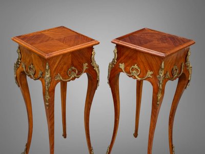 PAIRE DE TABLES D'APPOINTS / CHEVETS EN MARQUETERIE DE STYLE LOUIS XV