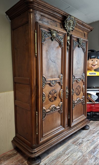 Richly molded and inlaid Louis XIV walnut cabinet – 18th century