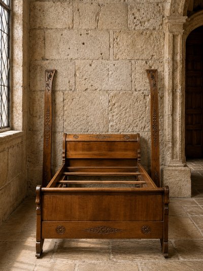 Carved walnut boat-shaped bed – Directoire period, circa 1800