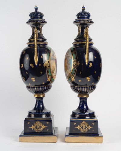 Paire de grands vases couverts en porcelaine de Royal Vienna, époque Napoléon III