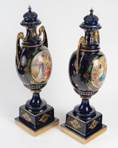 Paire de grands vases couverts en porcelaine de Royal Vienna, époque Napoléon III