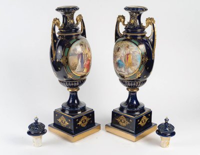 Paire de grands vases couverts en porcelaine de Royal Vienna, époque Napoléon III