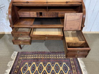 Bureau à cylindre bibliothèque d'époque Louis XVI en acajou et noyer avec serrures à trèfles 