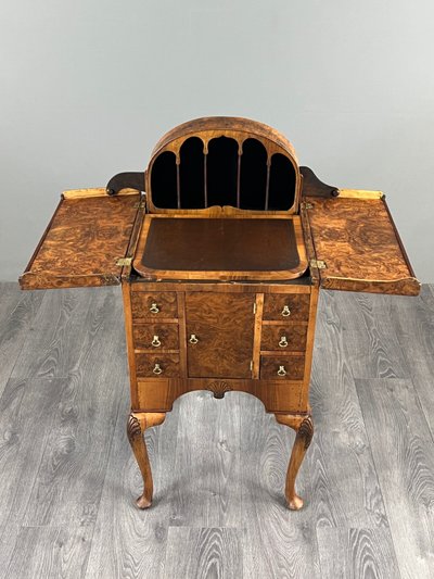 Queen Anne-style Desk In Burl Walnut Veneer, 20th Century