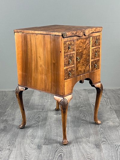 Queen Anne-style Desk In Burl Walnut Veneer, 20th Century
