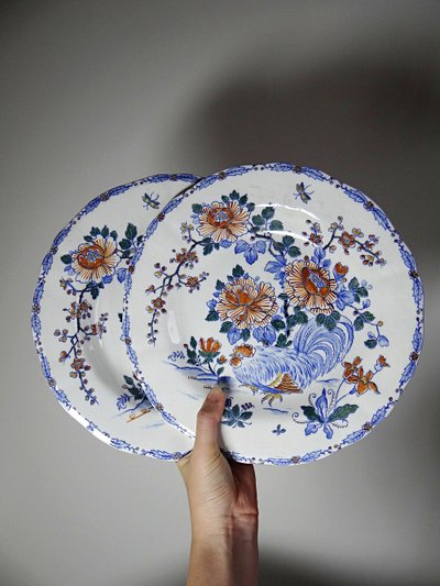 Paire d’assiettes anciennes Gien modèle "Coq & Pivoines" faïence vers 1900