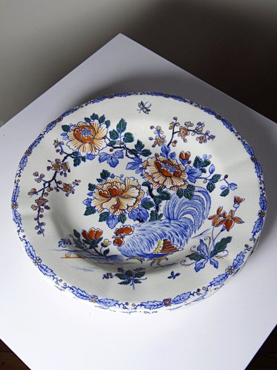 Paire d’assiettes anciennes Gien modèle "Coq & Pivoines" faïence vers 1900