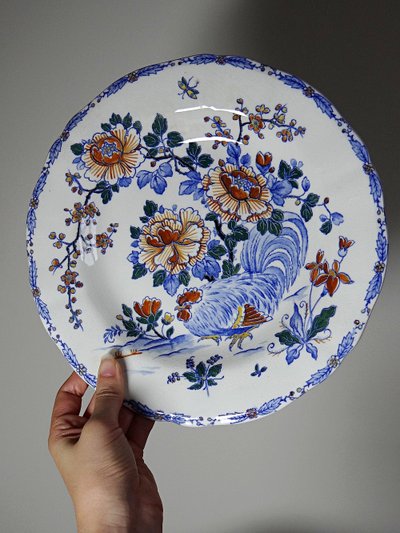 Paire d’assiettes anciennes Gien modèle "Coq & Pivoines" faïence vers 1900