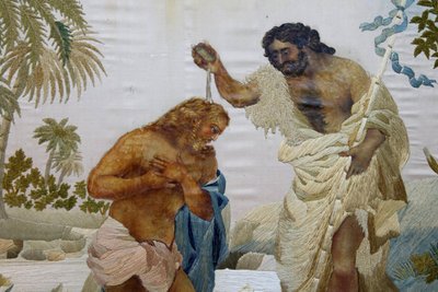 Il battesimo di Gesù Cristo da parte di Giovanni Battista: pannello religioso con ricamo e guazzo su seta