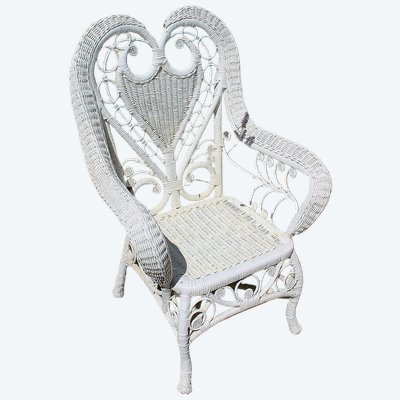 Fauteuil en rotin laqué blanc ép.  1900 à décor d'écusson pour jardin d'hiver style Art Nouveau