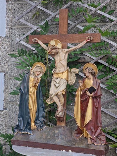 Important polychrome and gilded Gothic-style Calvary statue with Christ on the cross