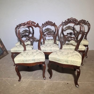 Antique set of 8 walnut chairs from the reign of Philip, ca. 1860. Excellent quality. 