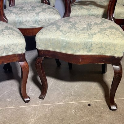 Antique set of 8 walnut chairs from the reign of Philip, ca. 1860. Excellent quality. 
