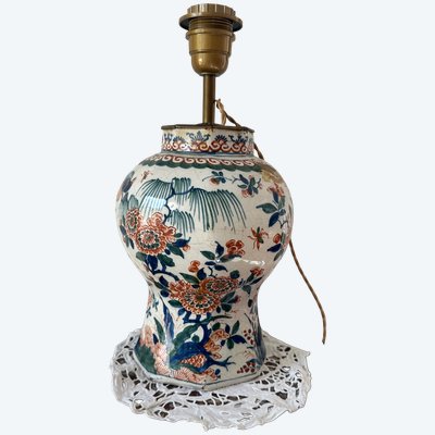 Vaso in ceramica policroma di Delft dell’epoca di Luigi XIV. Trasformato in lampada