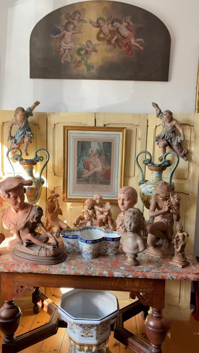 Paire d’anges baroques portugais du XVIIᵉ siècle – yeux en verre et polychromie d’origine