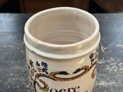 Pot de pharmacie début XIXème en faience à décor de rameaux et orné de serpents