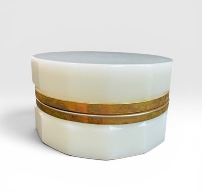 Boîte en opaline blanche, XIXème.  
