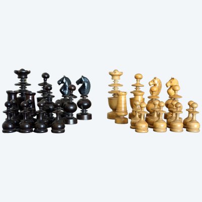 Scacchiera dei primi del XIX secolo in legno di bosso tornito e intagliato: complemento ideale per un tavolo Tric Trac.