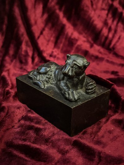 Lionne en bronze à l'antique - XIXe siècle