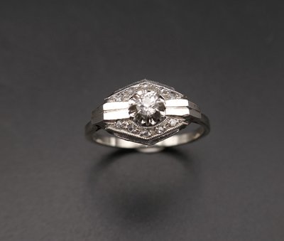 Art Déco, Bague diamants, or et platine, Neuve de stock.