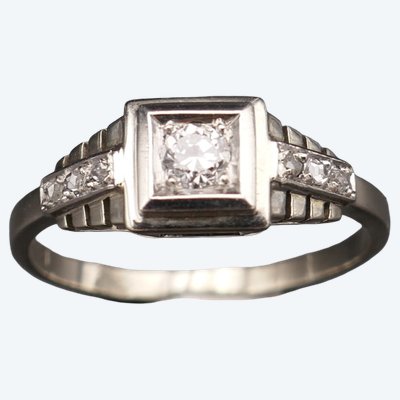 Art Deco period ring, set with a diamond flanked by rose-cut diamonds.