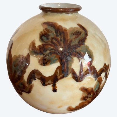Limoges-Porzellankugelvase, verziert mit stilisierten Blumen….