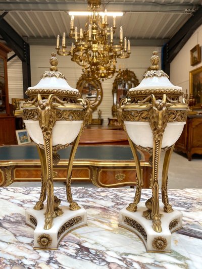 Coppia di cassolette in stile Luigi XVI in marmo di Carrara e bronzo dorato, circa 1880.
