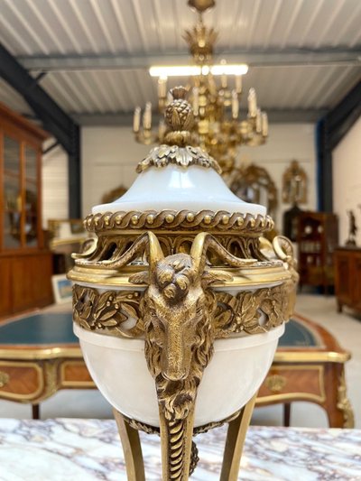 Coppia di cassolette in stile Luigi XVI in marmo di Carrara e bronzo dorato, circa 1880.