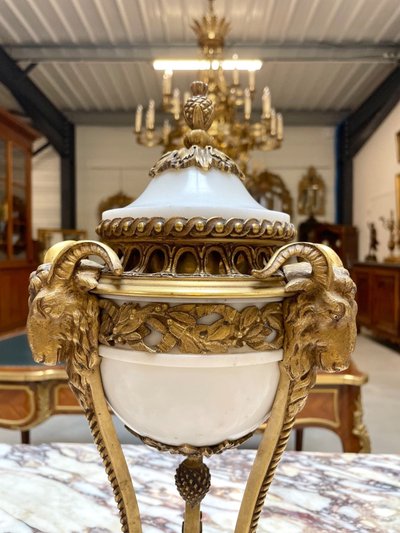 Coppia di cassolette in stile Luigi XVI in marmo di Carrara e bronzo dorato, circa 1880.