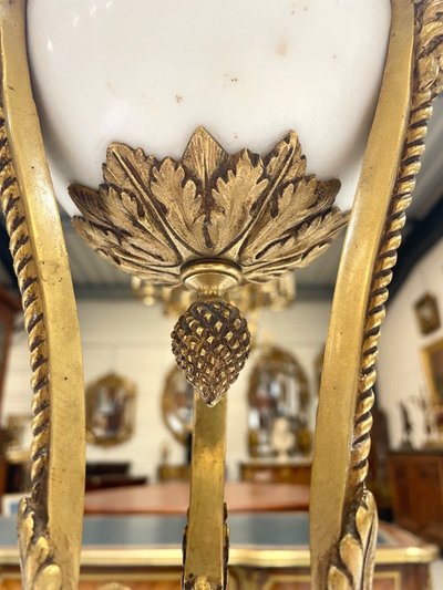 Coppia di cassolette in stile Luigi XVI in marmo di Carrara e bronzo dorato, circa 1880.
