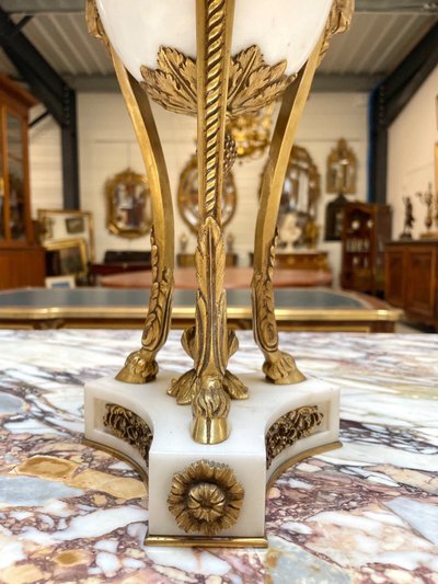 Coppia di cassolette in stile Luigi XVI in marmo di Carrara e bronzo dorato, circa 1880.