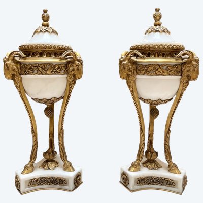 Paire de cassolettes Louis XVI en marbre de Carrare et bronze doré, vers 1880