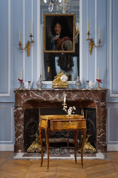 Writing table known as "Pompadour style" stamped Léonard Boudin