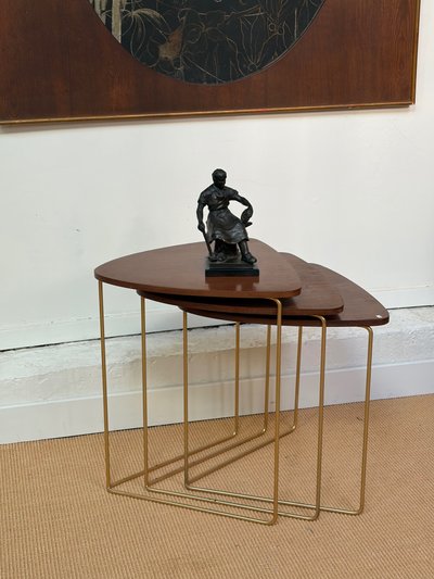 SUITE DE 3 TABLES GIGOGNES EN ACAJOU.