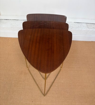 SUITE DE 3 TABLES GIGOGNES EN ACAJOU.