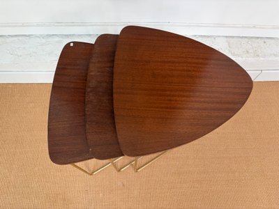 SUITE DE 3 TABLES GIGOGNES EN ACAJOU.
