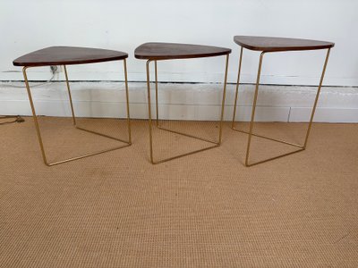 SUITE DE 3 TABLES GIGOGNES EN ACAJOU.