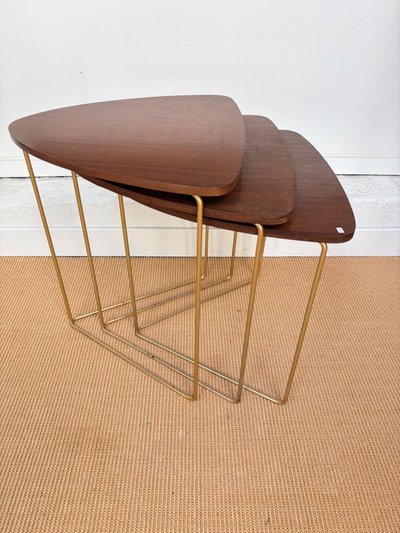 SUITE DE 3 TABLES GIGOGNES EN ACAJOU.